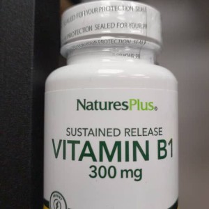 مکمل گیاهی افزایش دهنده انرژی ب ۱ دوز ۳۰۰ میلی گرم ۹۰ عددی برند nature plus ساخت آمریکا