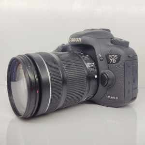 دوربین عکاسی کانن دست دوم Canon EOS 7D Mark II Kit 18-135mm f/3.5-5.6 IS STM(15000 شات)
