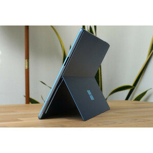 تبلت 13 اینچی مایکروسافت مدل Surface Pro 11-Snapdragon X Elite OLED ظرفیت 512 گیگابایت و رم 16 گیگابایت به همراه کیبورد Surface Pro Copilot و قلم Slim Pen 2
