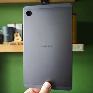 تبلت 8.7 اینچ سامسونگ مدل Galaxy Tab A11 4G، ظرفیت 128 گیگابایت و رم 8 گیگابایت، قابلیت پشتیبانی از سیم کارت، رزولوشن دوربین 8 مگاپیکسل، به همراه شارژر دیواری 25 وات سامسونگ مدل EP-TA800