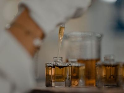 تفاوت عطر، ادکلن، ادوپرفیوم و ادوتویلت چیست؟ | راهنمای انتخاب بهترین نوع عطر