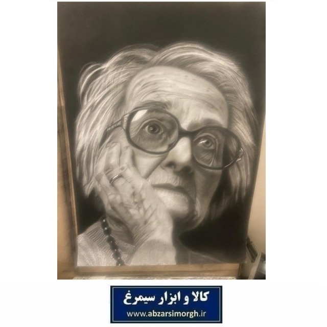 تابلو نقاشی سیاه قلم بانوی سالخورده