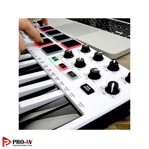 MPK_MINI_MKII_White_3.jpg