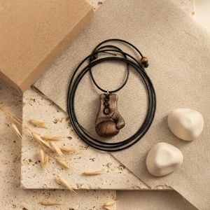 گردنبند چوبی دست‌ ساز طرح دستکش بوکس