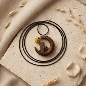 گردنبند چوبی دست‌ ساز طرح ماه و گربه