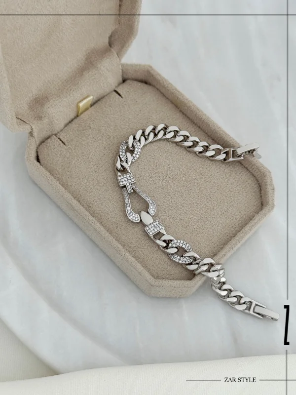 دستبند کارتیه و فرد نگین‌دار
