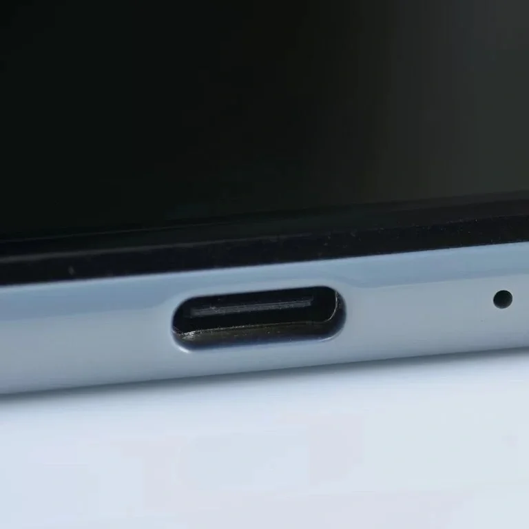 علت لق شدن کابل شارژ در سوکت چیست؟ ۴ دلیل شایع و راه‌حل آنها