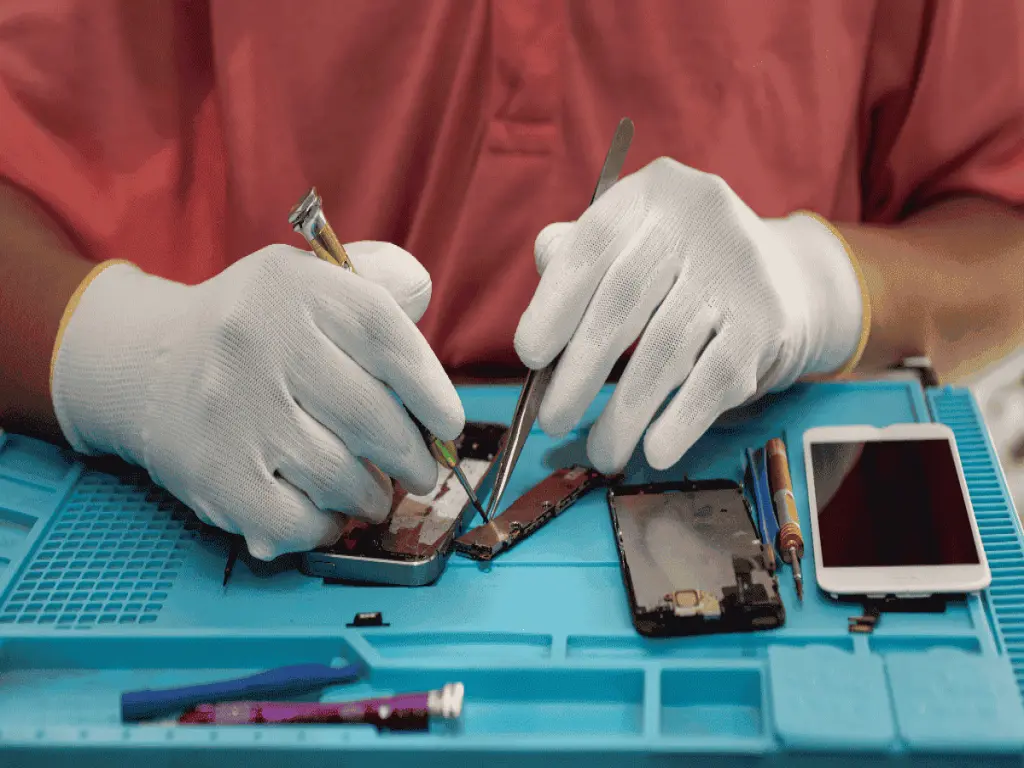 بدون این ابزارها تعمیر موبایل نکنید؛ لیست ضروری ترین تجهیزات هر تعمیرکار حرفه ای