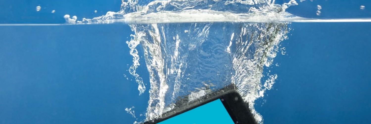 مراحل فوری برای جلوگیری از آسیب بیشتر در آب‌خوردگی و نحوه خشک کردن گوشی