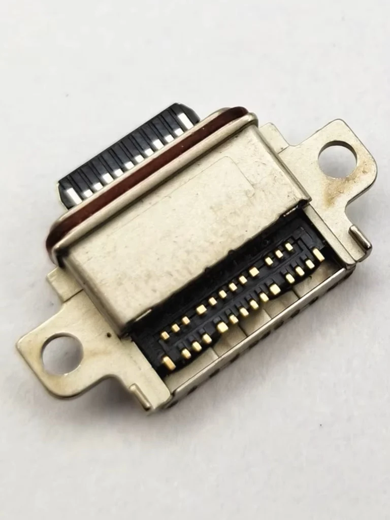 علت لق شدن کابل شارژ در سوکت چیست؟ ۴ دلیل شایع و راه&zwnj;حل آنها