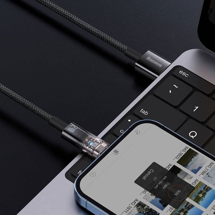 موبایل متصل به لپ تاپ با کابل شارژ