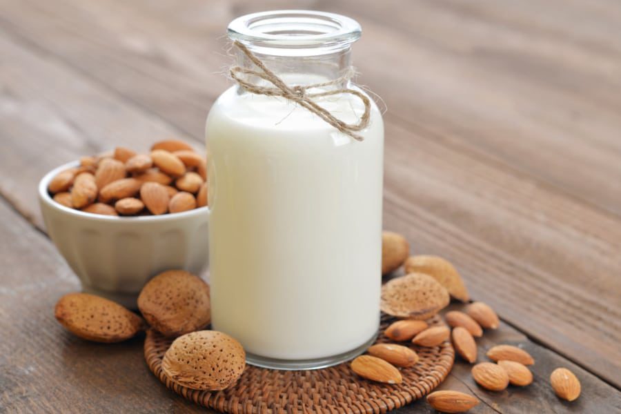 شیر بادام یک نوشیدنی مقوی و سالم