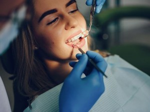 آدرس و شماره تماس و ساعت کاری کلینیک دندانپزشکی مهر شهرضا