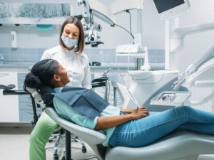 کلینیک دندانپزشکی در خیابان نقش جهان