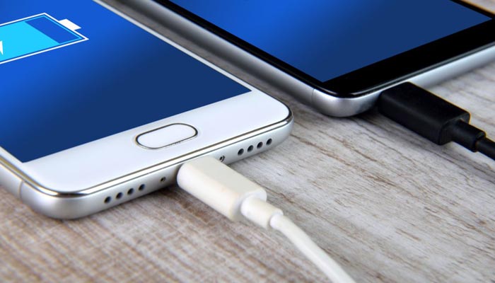 چرا شارژر گوشی شما هنگام شارژ داغ می‌شود؟ دلایل و راهکارها