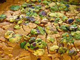 طرز تهیه سوهان قم خوشمزه در خانه