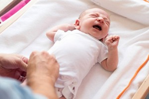 بهترین روش برای تعویض بی دردسر لباس نوزادان (مطلب)