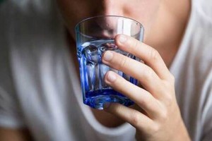 آیا غرغره آب نمک تاثیری بر کاهش علایم کووید ۱۹ دارد؟
