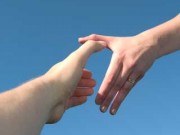 چطور میتوانم به کسی که مورد آزار همکلاسیها قرار گرفته کمک کنم؟