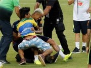 ویدئو : هوادار مهارنشدنی «نیمار» را نقش بر زمین کرد!