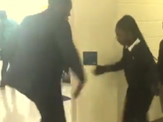 ویدئو :  ابتکار معلم آمریکایی در دست دادن با شاگردان خود (مطلب)