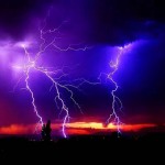 ویدئو :  لحظه اصابت رعد و برق به پسر بچه ۱۲ ساله! (مطلب)