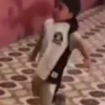 ویدئو :   هنرنمایی کودک خردسال با یک توپ (مطلب)