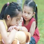 چگونه به بچه‌ها آموزش دهیم مهربان و محکم باشند؟