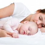 ۱۰ فایده شگفت انگیز خوابیدن کودک کنار والدین