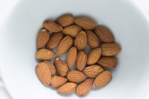 چه اتفاقی در بدن می افتد اگر روزی بیست عدد مغز بادام میل کنید؟