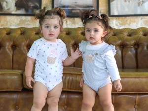 بادی آستین کوتاه نوزادی دخترانه طرح little kitty دانالو Danaloo