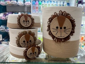 ست سبد لباس و سطل زباله و جای دستمال و سبد لوسیون قیطون دوزی شده طرح شیر نمدی