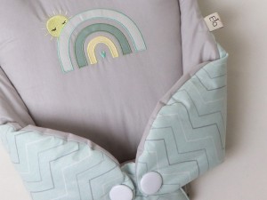 قنداق سوئیسی (آغوش گیر) نوزادی طرح رنگین کمان و خورشید طوسی الا ELA