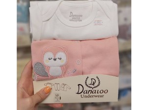 ست 3 تکه بیمارستانی نوزادی دخترانه صورتی با طرح سنجاب و پاپیون دانالو Danaloo