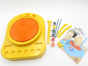 چرخ سفال گری به همراه گل و ابزار