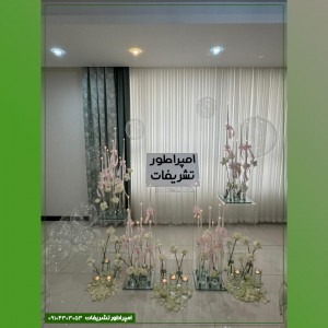 دکور مراسم تولد با گل‌آرایی رز و شمع