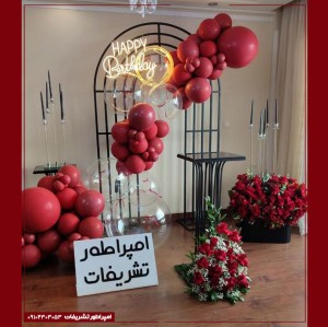 دکور بادکنک‌آرایی قرمز با گل‌های رز طبیعی