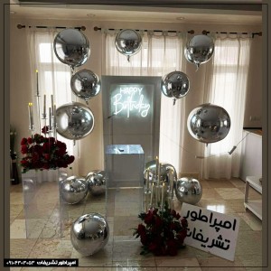 بادکنک آرایی اربز نقره‌ای با گل مصنوعی رز قرمز، و شمع آرایی ترند
