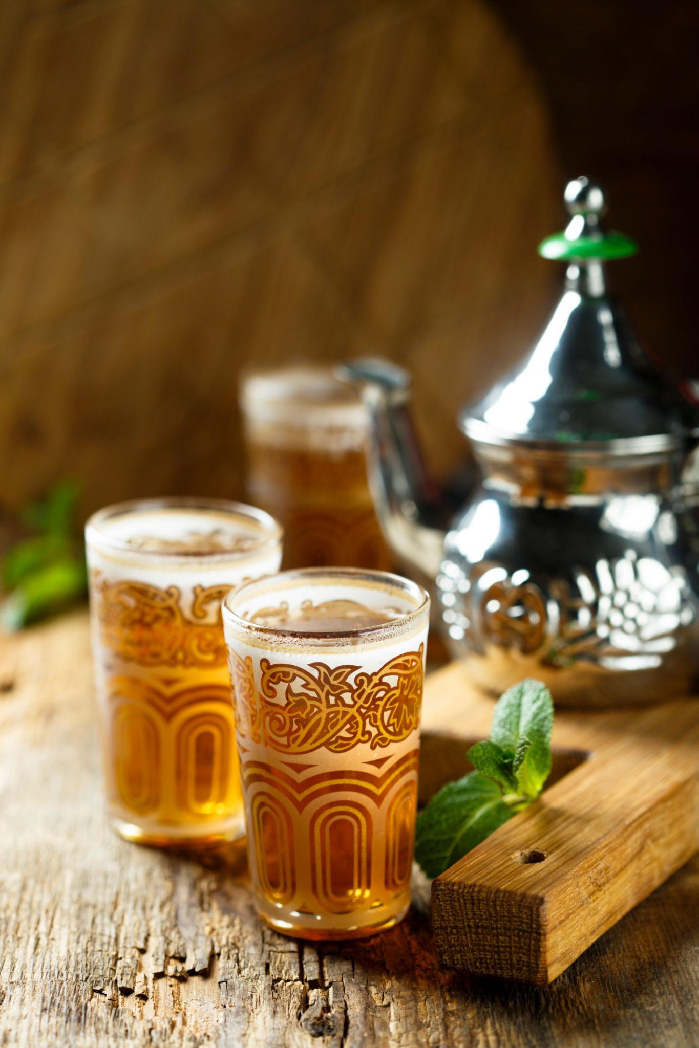 Alt: مقایسه چای مراکشی اکبر و چای سیاه معمولی