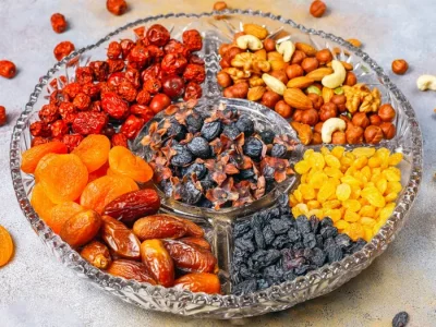 بررسی کامل مصرف میوه خشک در بارداری + فواید و عوارض