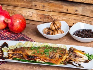 طرز تهیه ماهی شکم‌پر با رب انار و روغن زیتون