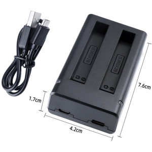 پایه شارژر با کابل USB در کنار باتری و دوربین Insta360 ONE X2