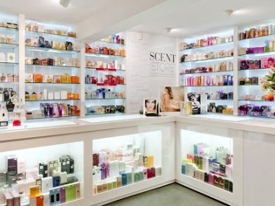 به جایگاه شغل شریف عطر فروشی توسط افراد غیر کارشناس ، لطمه وارد می شود