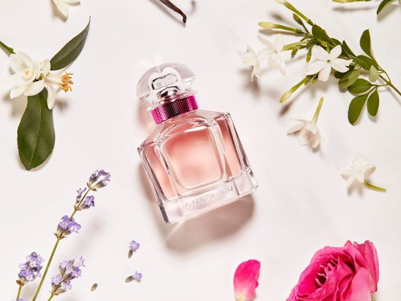 مجموعه ای متمایز از عطرهای رز از برندهای مختلف مردانه و زنانه