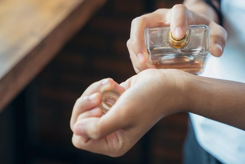 آیا عطر برای پوست مضر است؟