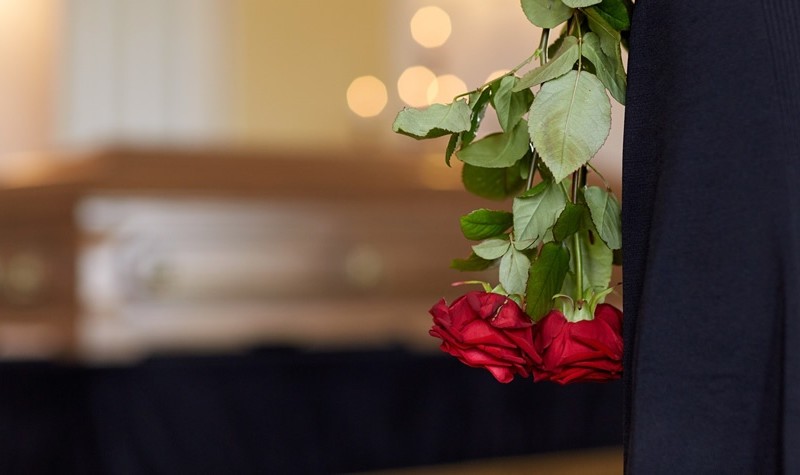 آیا باید در مراسم تدفین عطر بزنم؟