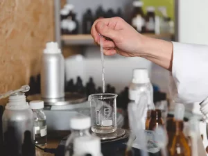 فرمول عطرسازی؛ راهنمای کامل و ساده برای ساخت عطر حرفه‌ای در خانه