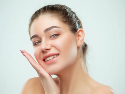تفاوت کرم روشن کننده و ضد لک؛ ۵ تفاوت کلیدی