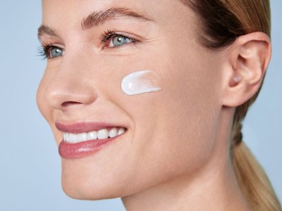 روتین روزانه آبرسانی برای پوست خشک و کم‌آب: راهکارهای ساده و موثر