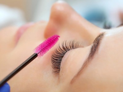 بهترین تقویت‌کننده مژه چیست؟ معرفی سرم‌های مؤثر برای پرپشت شدن مژه